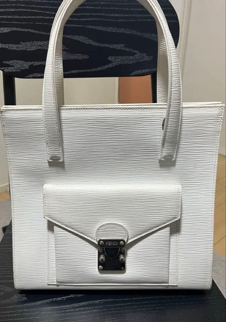 FENDI フェンディ ハンドバッグ トート エンボスレザー ホワイト