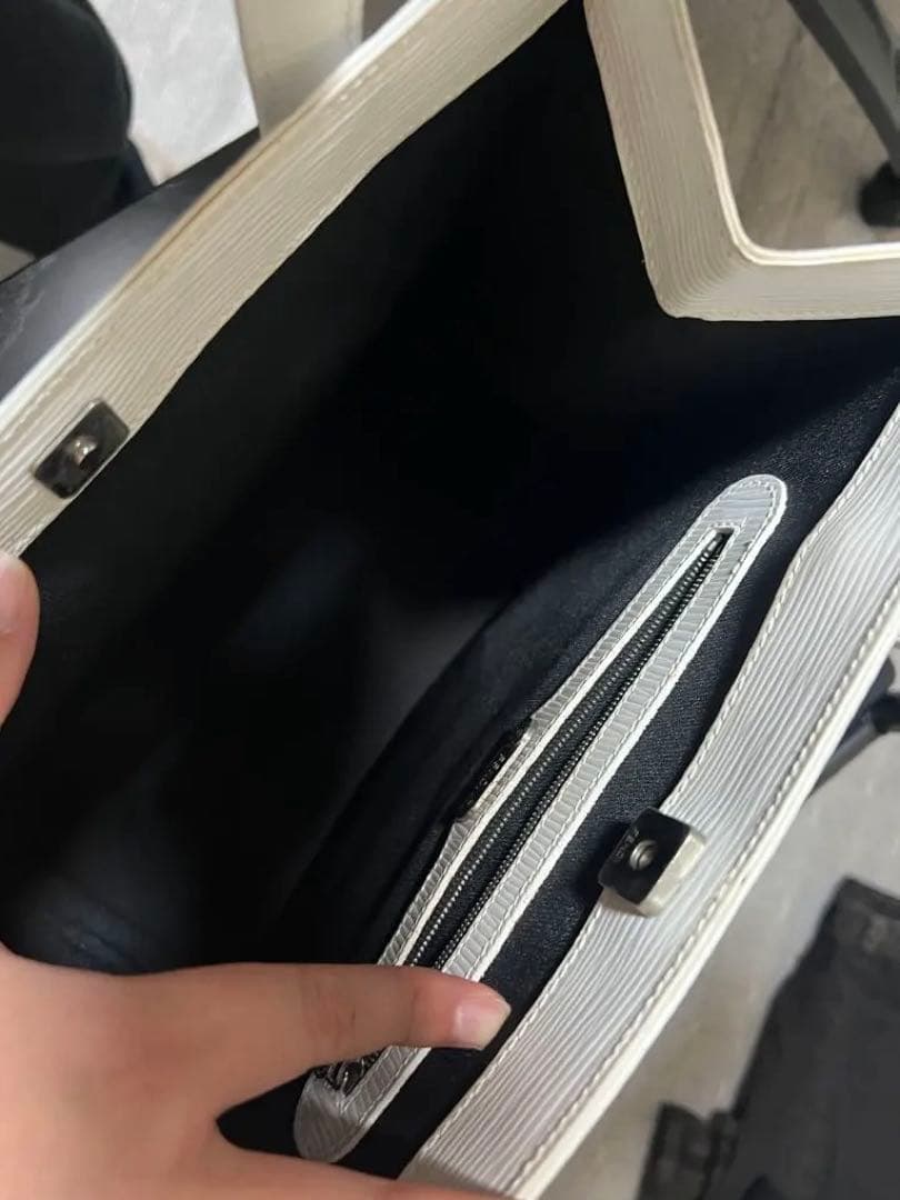 FENDI フェンディ ハンドバッグ トート エンボスレザー ホワイト