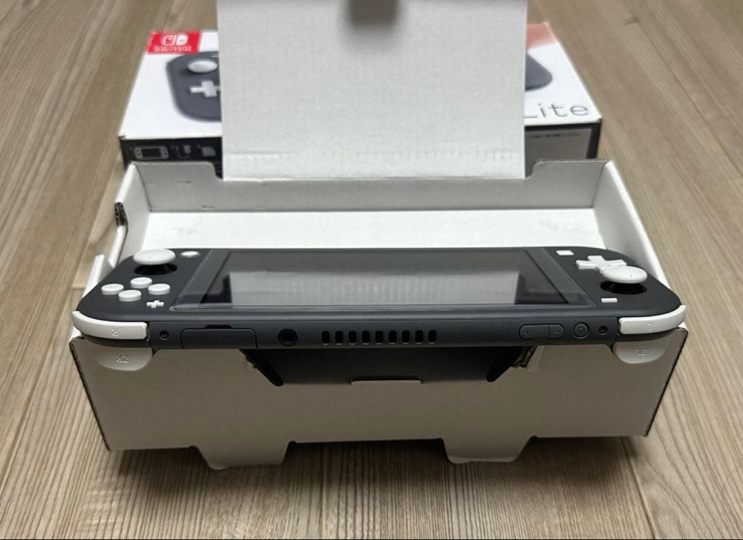 【中古美品】Nintendo Switch Lite 本体　桃太郎電鉄ソフト付き