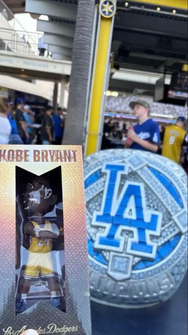 コービー・ブライアント ボブルヘッド　ドジャース　おまけ付き1st入場缶バッジ