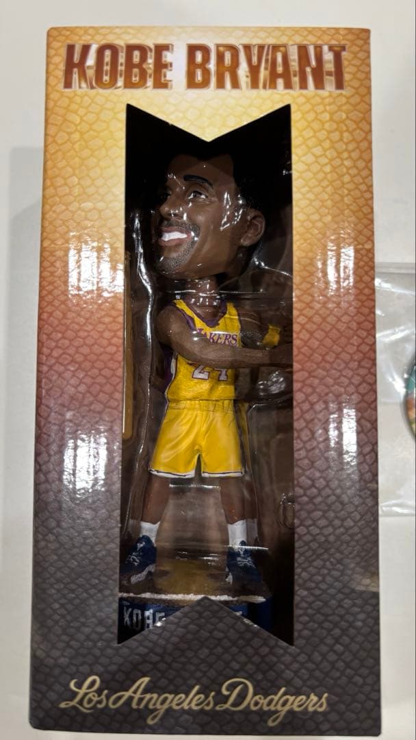 コービー・ブライアント ボブルヘッド　ドジャース　おまけ付き1st入場缶バッジ