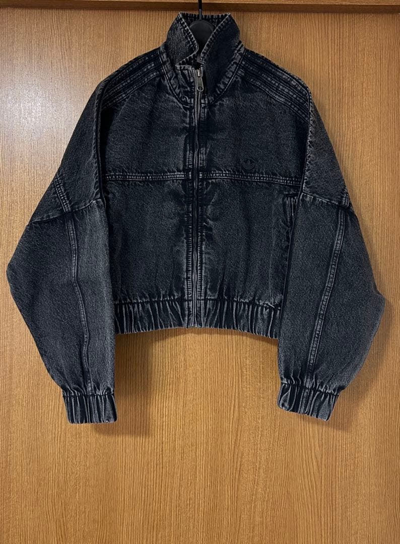 adidas プレミアム エッセンシャルズ デニム トラックトップ