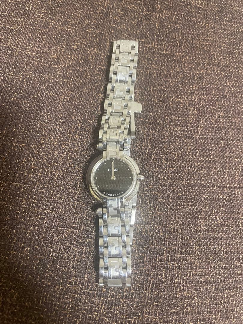 フェンディ 750L ズッカ シルバー 黒文字盤 QZ 腕時計