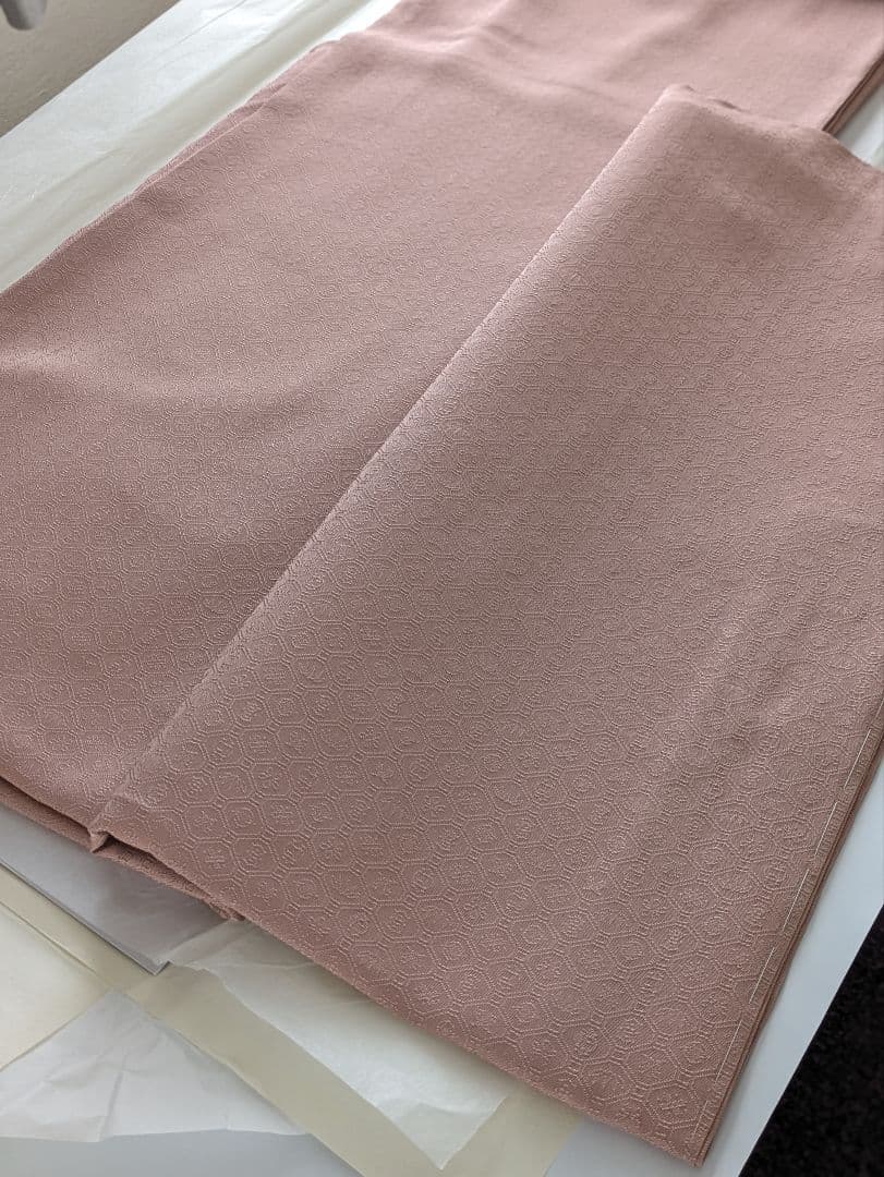 正絹老舗伊と幸色無地宝尽くし文様色無地一つ紋シックなくすみピンク