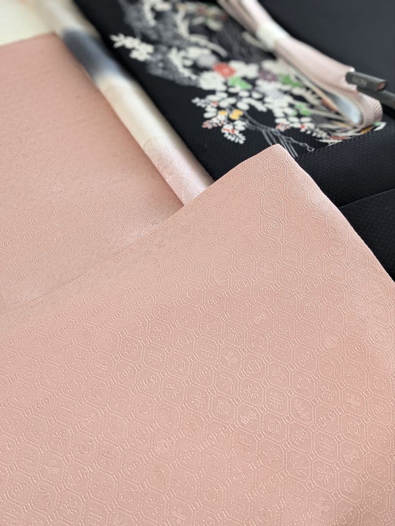 正絹老舗伊と幸色無地宝尽くし文様色無地一つ紋シックなくすみピンク