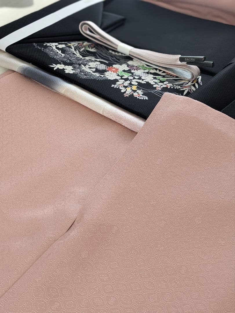 正絹老舗伊と幸色無地宝尽くし文様色無地一つ紋シックなくすみピンク