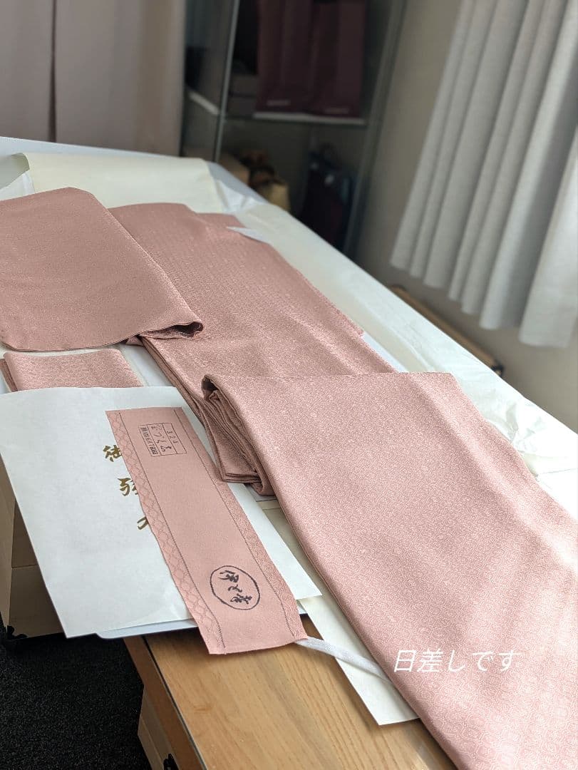 正絹老舗伊と幸色無地宝尽くし文様色無地一つ紋シックなくすみピンク