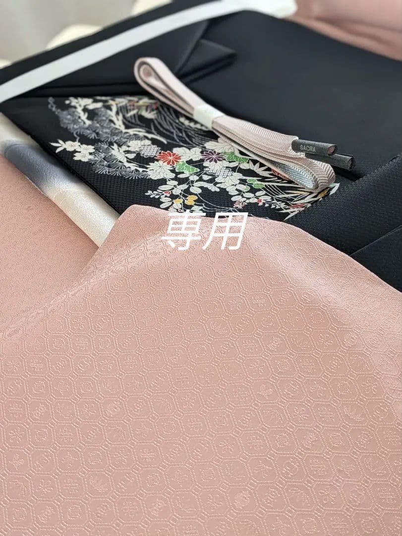 正絹老舗伊と幸色無地宝尽くし文様色無地一つ紋シックなくすみピンク