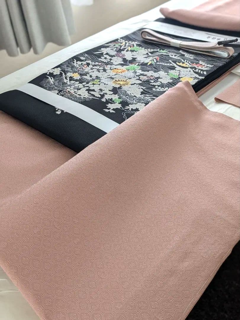 正絹老舗伊と幸色無地宝尽くし文様色無地一つ紋シックなくすみピンク