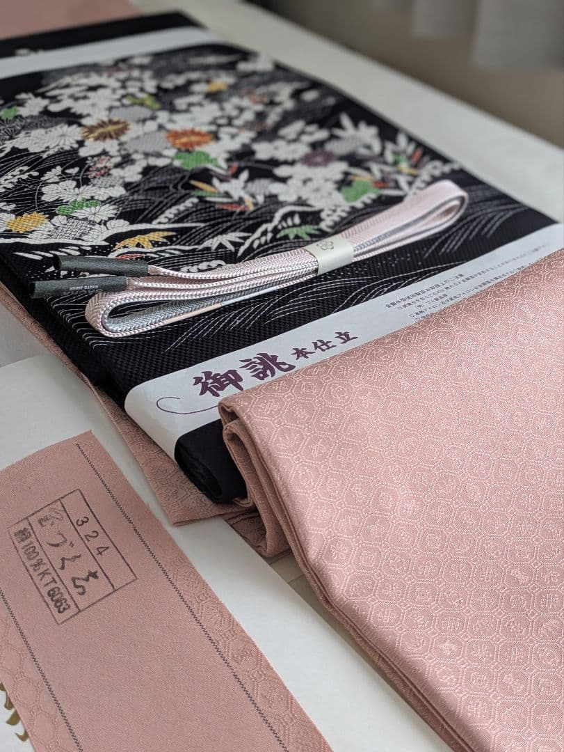 正絹老舗伊と幸色無地宝尽くし文様色無地一つ紋シックなくすみピンク