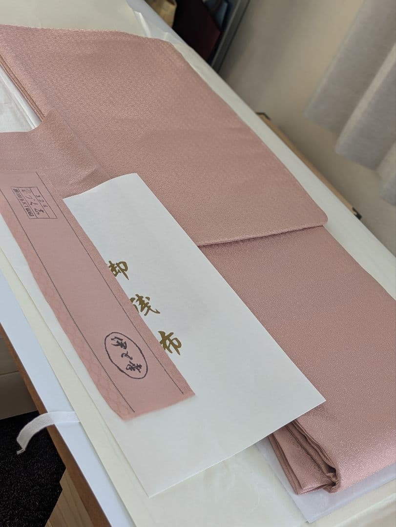 正絹老舗伊と幸色無地宝尽くし文様色無地一つ紋シックなくすみピンク
