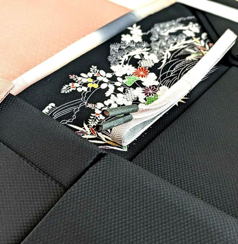 正絹老舗伊と幸色無地宝尽くし文様色無地一つ紋シックなくすみピンク