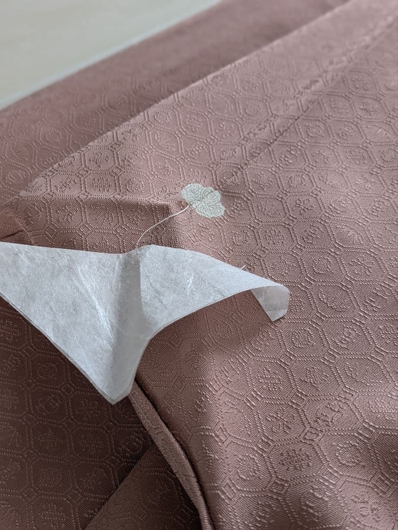 正絹老舗伊と幸色無地宝尽くし文様色無地一つ紋シックなくすみピンク