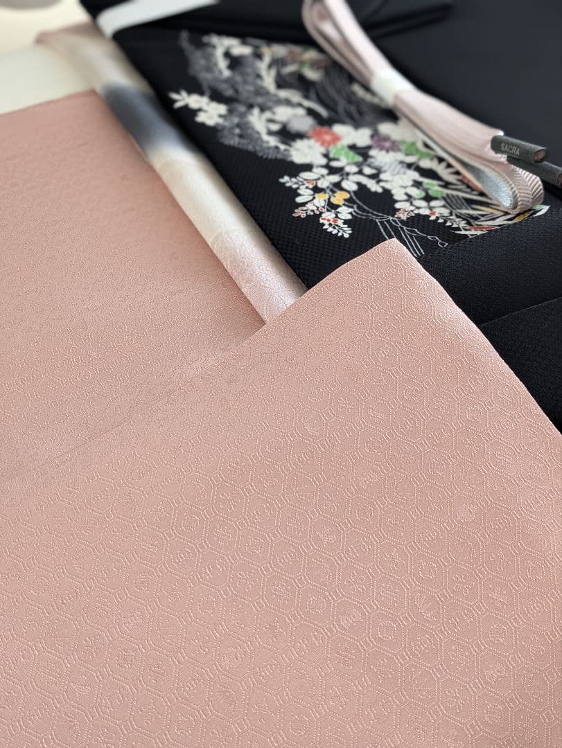 正絹老舗伊と幸色無地宝尽くし文様色無地一つ紋シックなくすみピンク