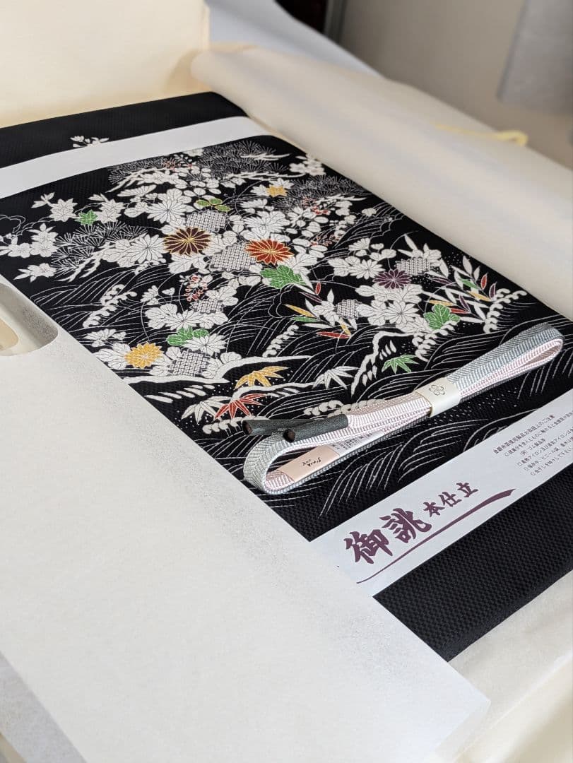 正絹老舗伊と幸色無地宝尽くし文様色無地一つ紋シックなくすみピンク