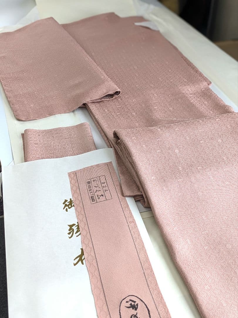 正絹老舗伊と幸色無地宝尽くし文様色無地一つ紋シックなくすみピンク