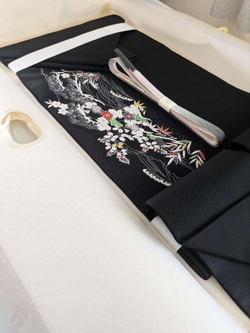 正絹老舗伊と幸色無地宝尽くし文様色無地一つ紋シックなくすみピンク