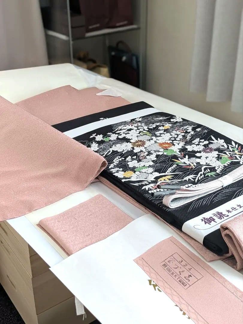 正絹老舗伊と幸色無地宝尽くし文様色無地一つ紋シックなくすみピンク