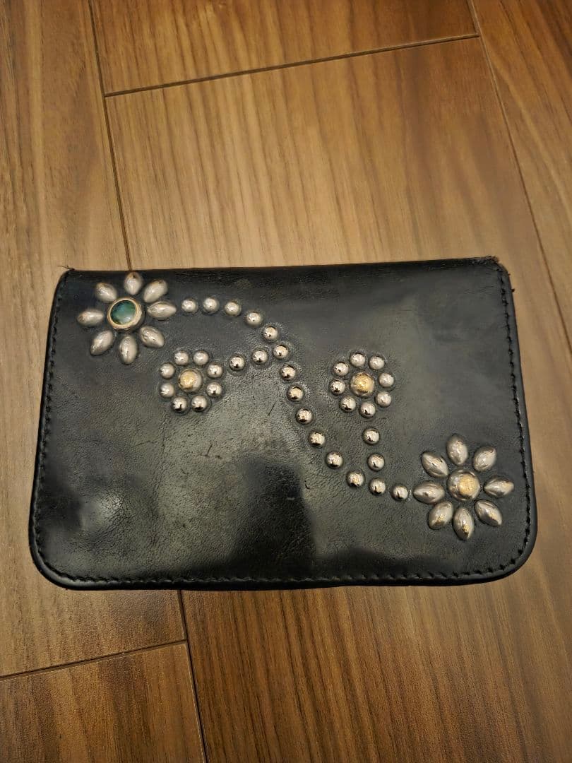 htcミドルウォレット　フラワースタッズ　ブラックレザー