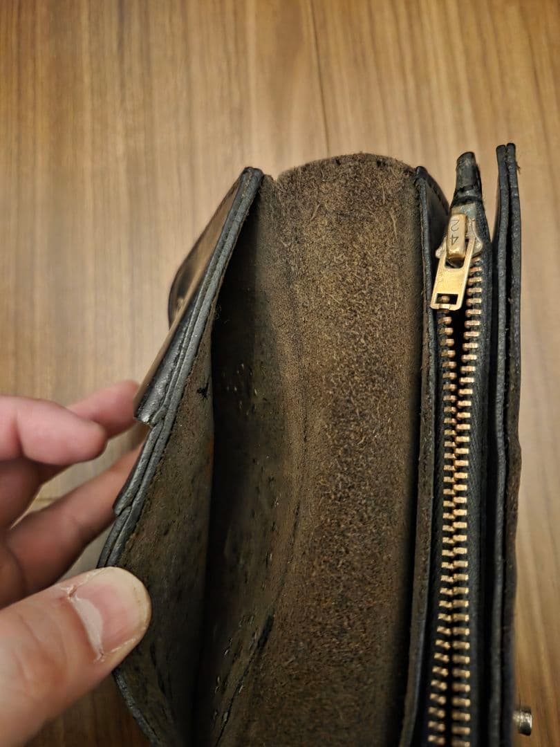 htcミドルウォレット　フラワースタッズ　ブラックレザー