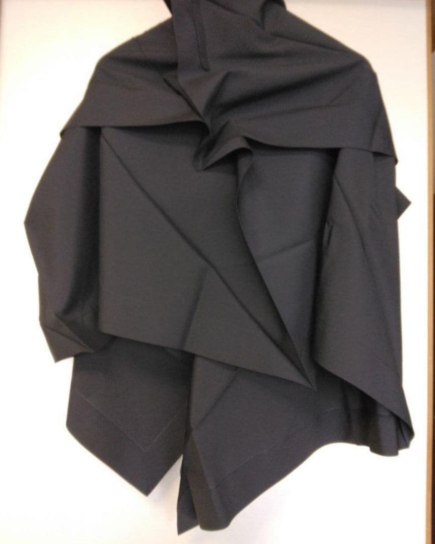 【ちろ】ISSEY MIYAKE　132.5　ケープ(羽織り／ポンチョ)