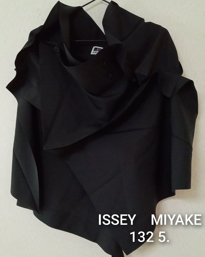 【ちろ】ISSEY MIYAKE　132.5　ケープ(羽織り／ポンチョ)