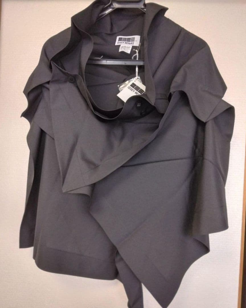 【ちろ】ISSEY MIYAKE　132.5　ケープ(羽織り／ポンチョ)