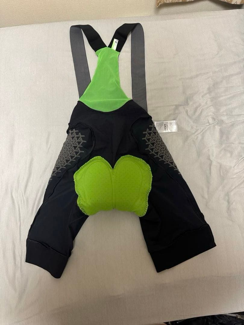 Q36.5 ビブショーツ（Gregarius Grid Skin）