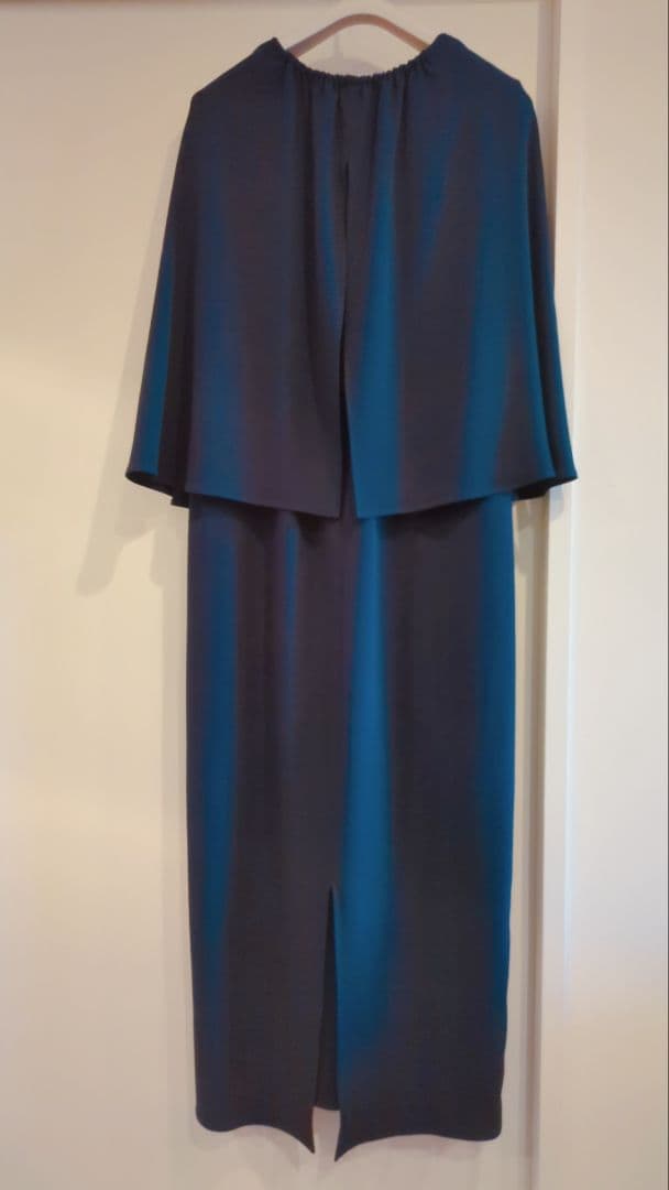 VERMEILpa ienaバックサテンケープ風ワンピース　ネイビー