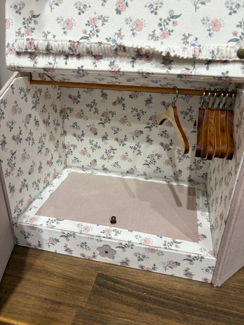 ハウス型ドールクローゼット