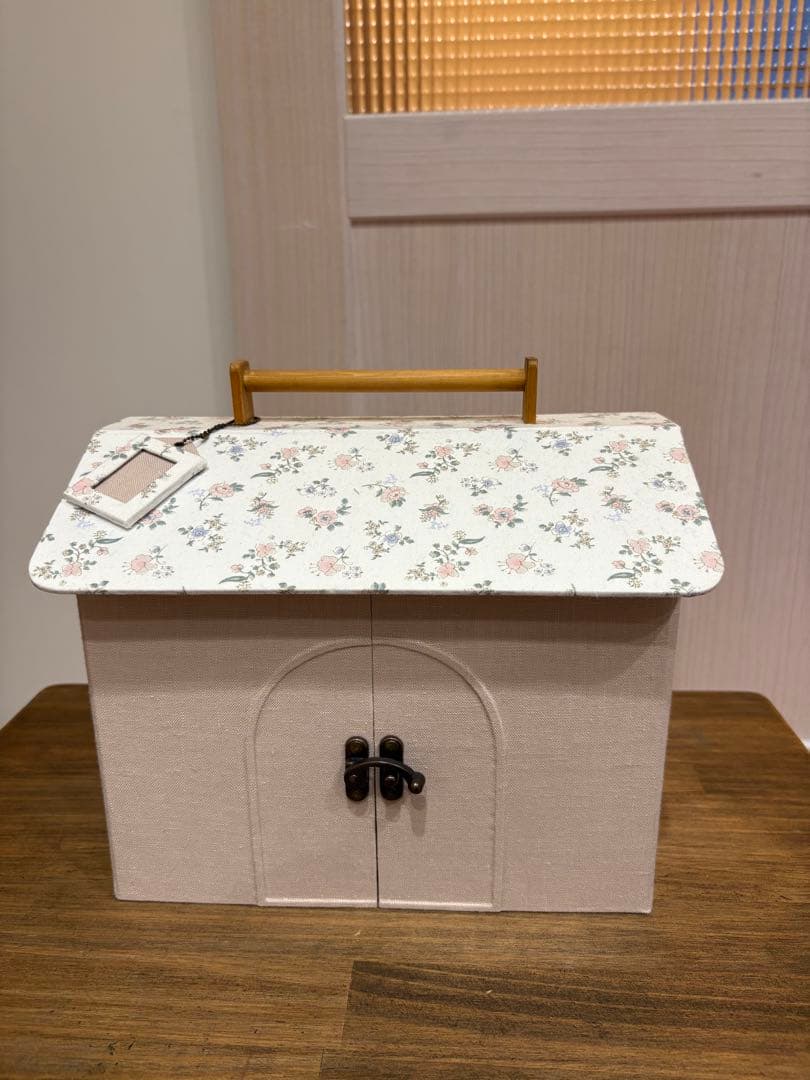 ハウス型ドールクローゼット