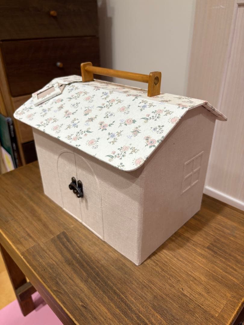 ハウス型ドールクローゼット