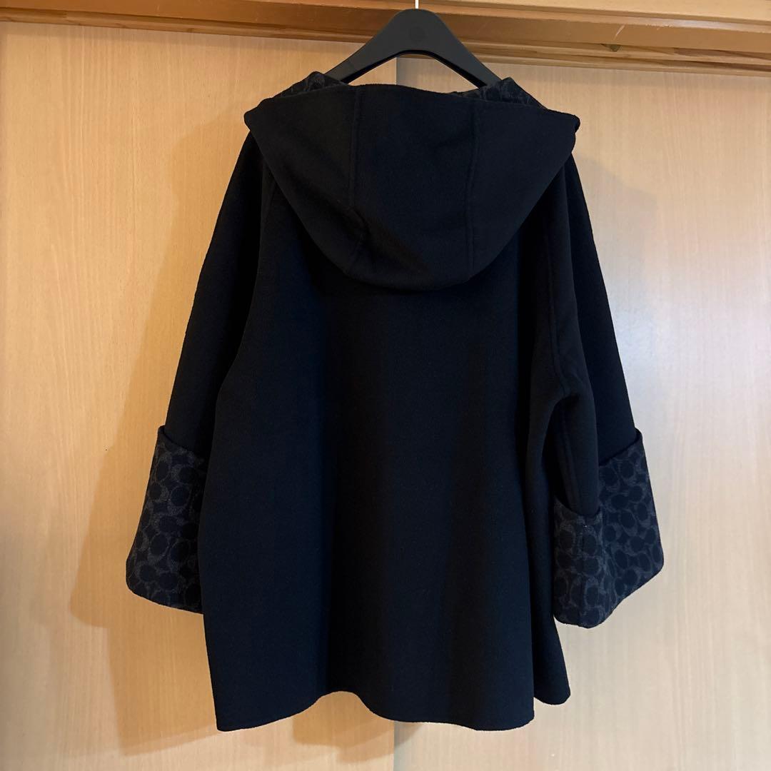 COACH フード付きブラックポンチョ