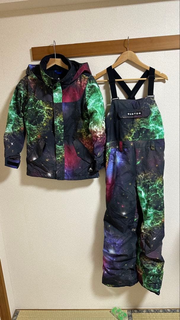 Burton 子ども用スノーボードウェア 上下セット 宇宙柄　M/140cm