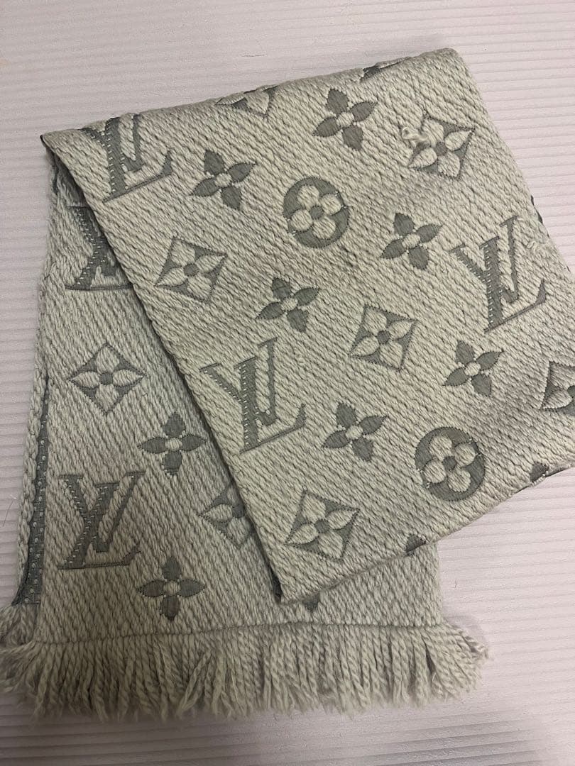 Louis Vuitton ライトグレー マフラー