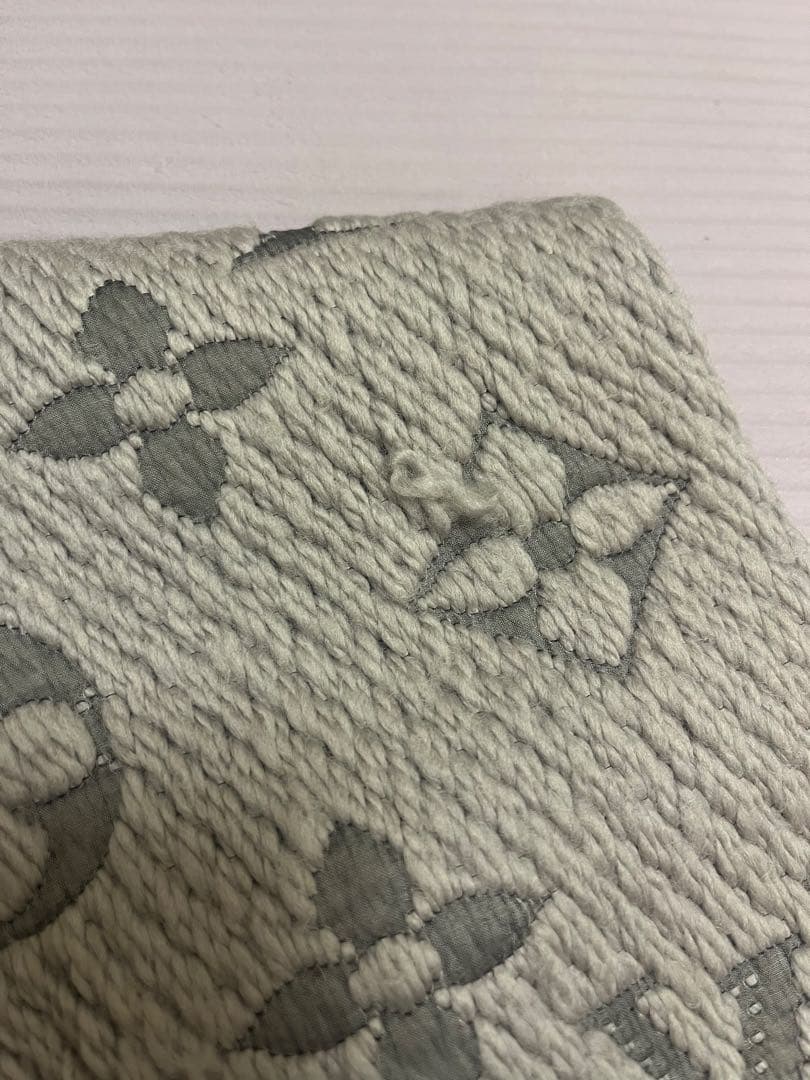 Louis Vuitton ライトグレー マフラー