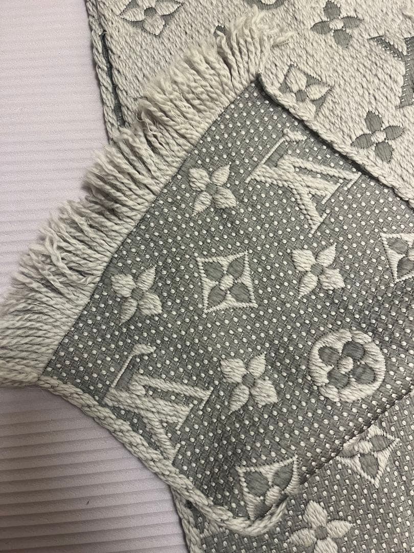 Louis Vuitton ライトグレー マフラー