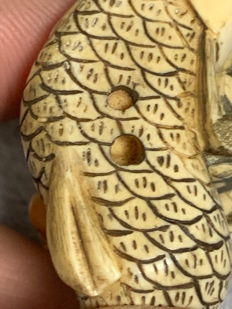 天然素材根付けアンティーク品寿老人と魚彫ってます。