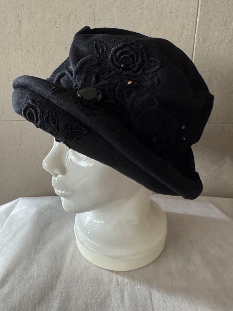 アナスタシア　黒ビーズ刺繍バケットハット