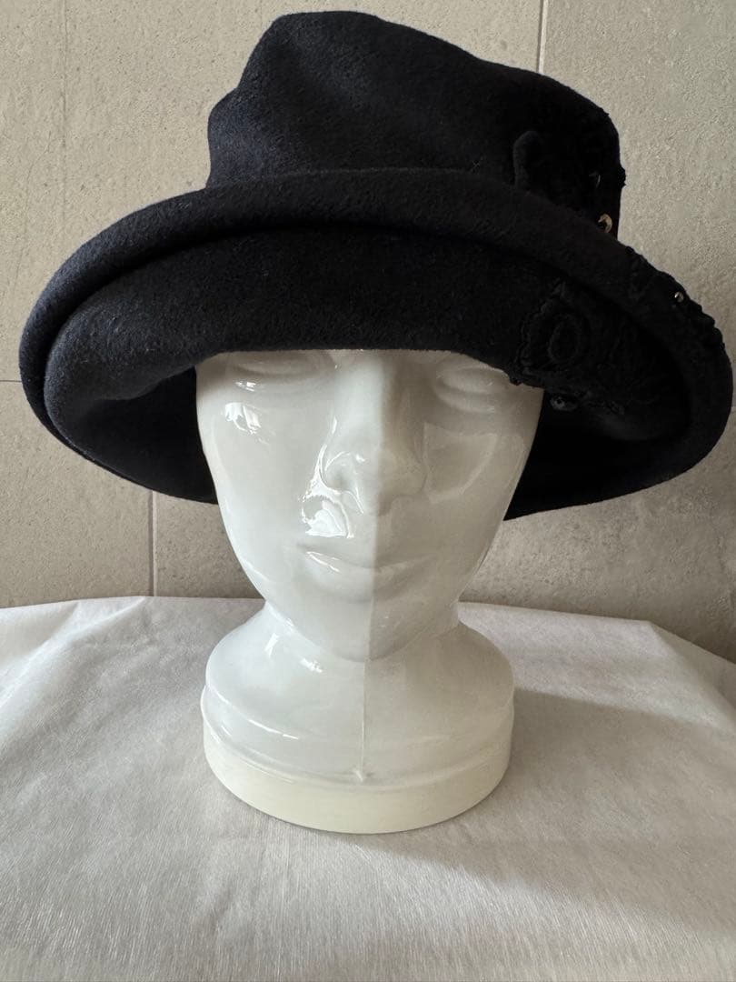 アナスタシア　黒ビーズ刺繍バケットハット