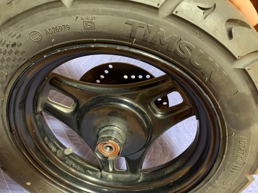 アドレスv125s フロントホイール、タイヤセット