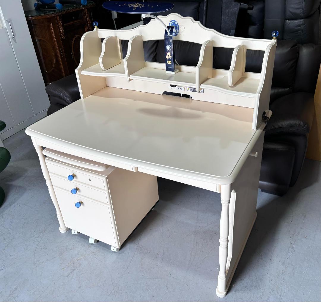 Kママ 高級 KARIMOKU おしゃれ学習机、キャビネット、ライト付き