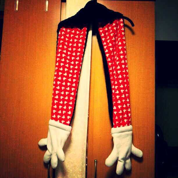 Disneyオフィシャル ミニーちゃん手袋付マフラー １個限定出品早いもの勝ち