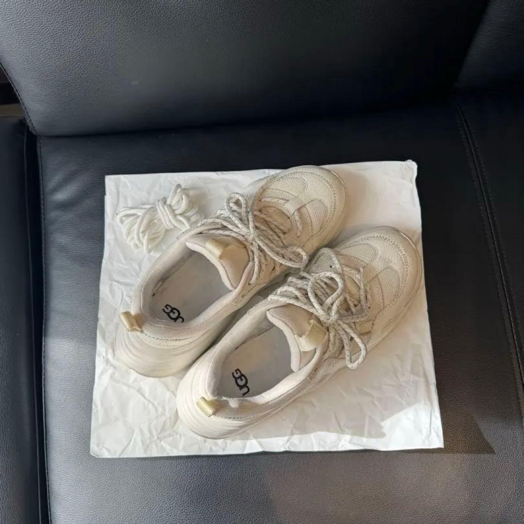 【近日削除予定‼️】人気完売‼️UGG WCALLELACE　厚底スニーカー　紐付