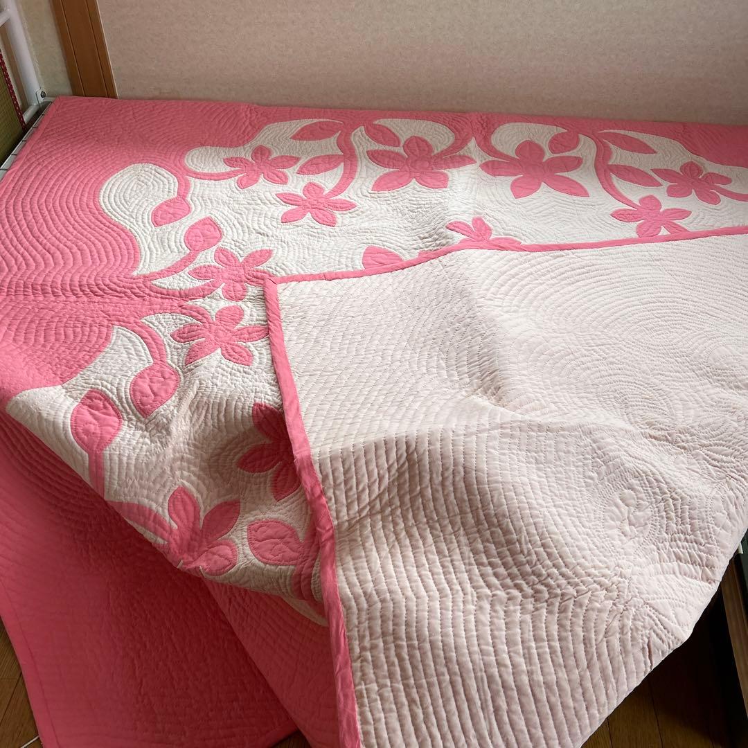 ハワイアンキルトのベッドカバー