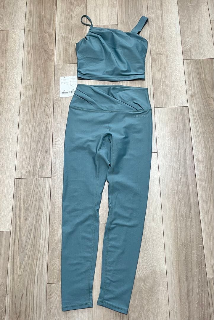 minami 専用　シャインストレッチアシンメトリーブラトップ、レギンス