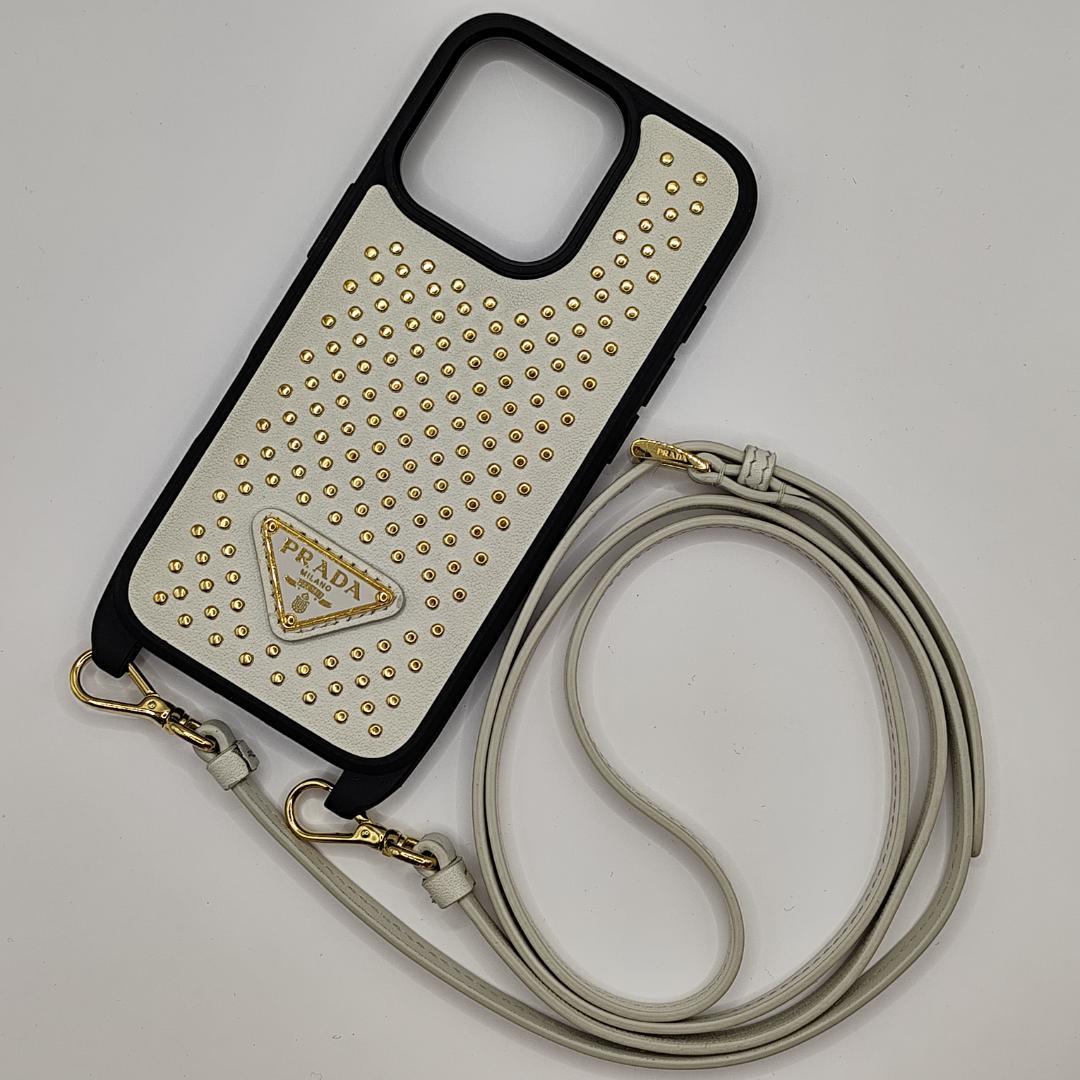 現行極美品！iPhone 16 Pro ケース 三角ロゴ レザーストラップ付