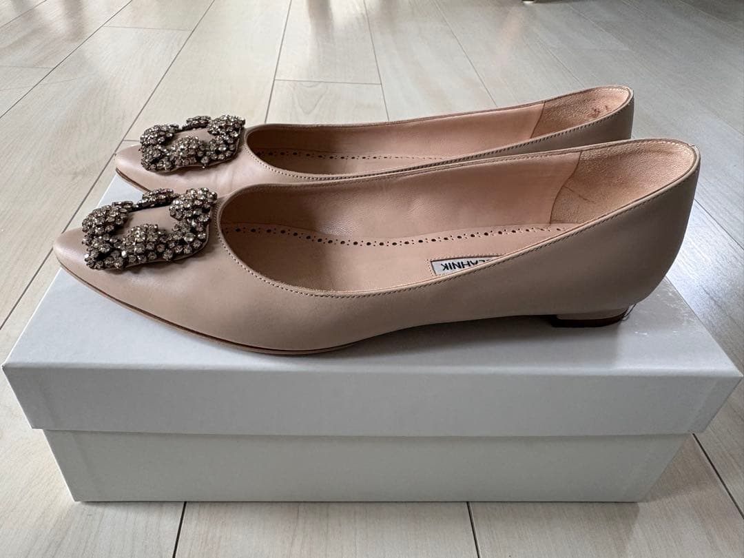 マノロブラニク×ドゥロワー ハンギシフラット