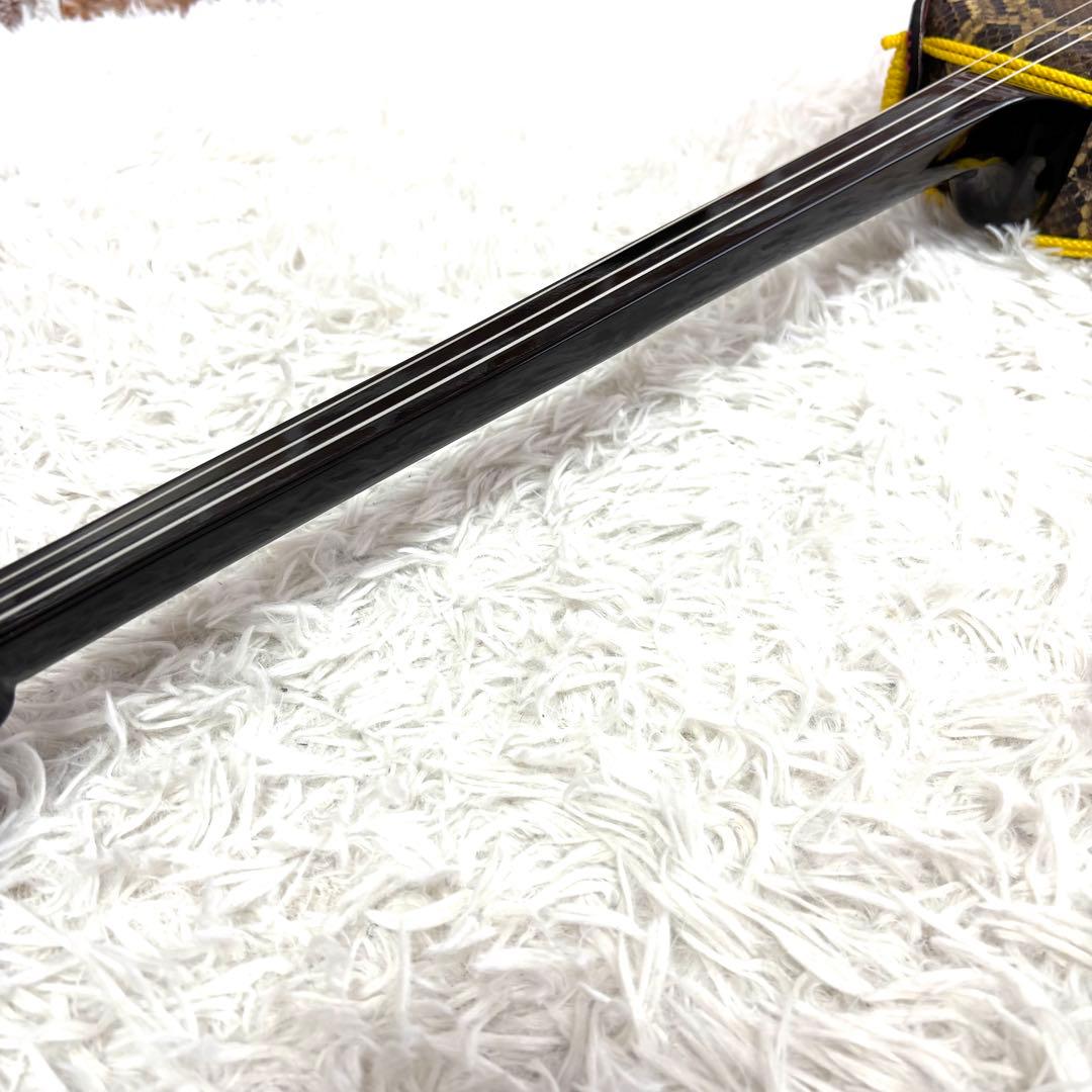 ✨美品✨沖縄 三線 真壁型 本蛇皮 黒漆 三味線 爪 ケースリュック 演奏可能