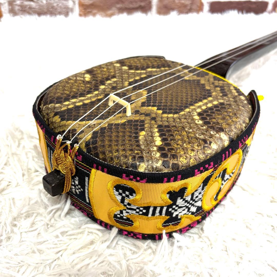 ✨美品✨沖縄 三線 真壁型 本蛇皮 黒漆 三味線 爪 ケースリュック 演奏可能